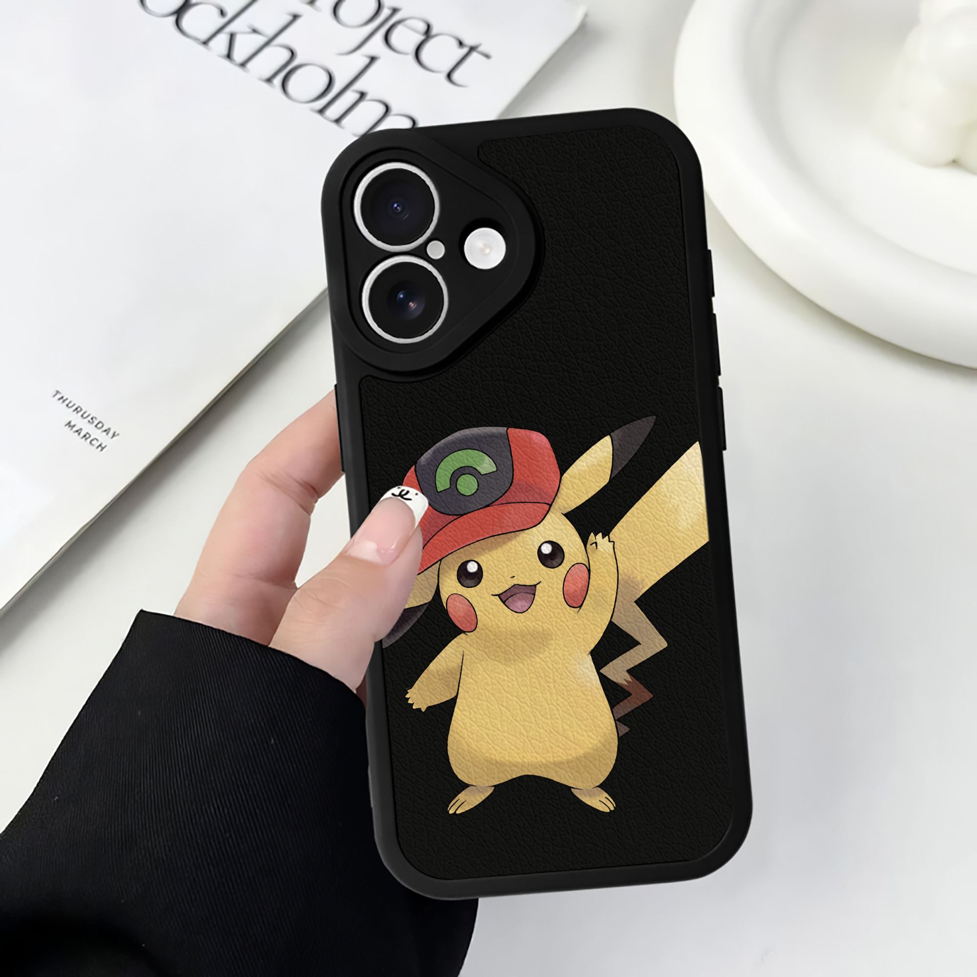 （画像用） ポケットモンスター Pokémon 【iPhone 16シリーズ対応】シリコンスマホケース（レザー調） 材質：シリコン